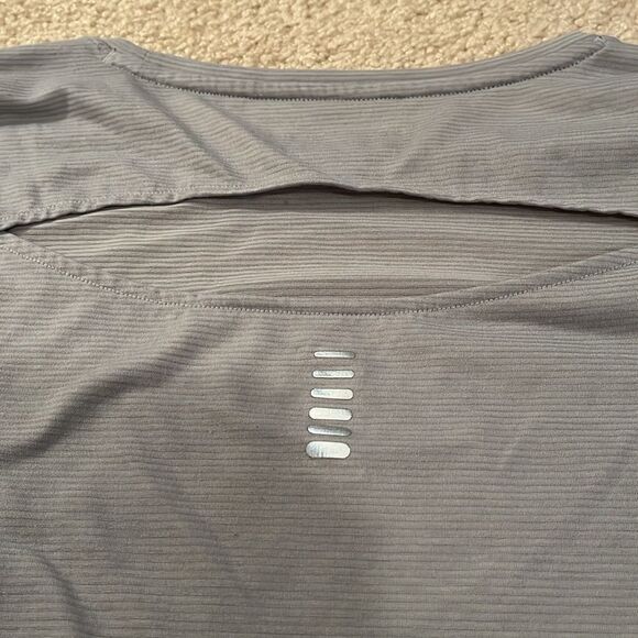LADIES SIZE XL UNDER ARMOUR ATHLETIC TOP - Picture 7 of 8